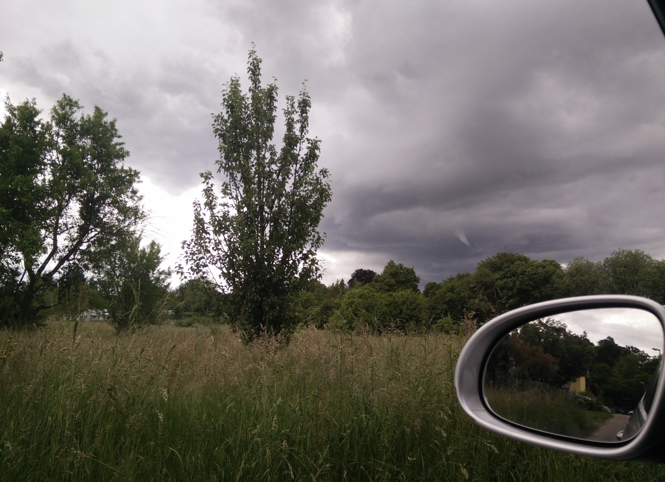 Wohnen im Norden mit Lufthose Pforzheim - Dramatische Landschaft mit Funnel Cloud über Pforzheim